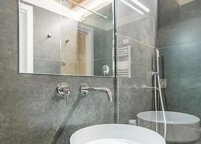 Anfihouse And 아시시