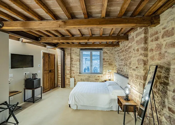 Anfihouse And Assisi