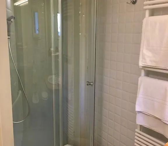 Anfihouse And 아시시